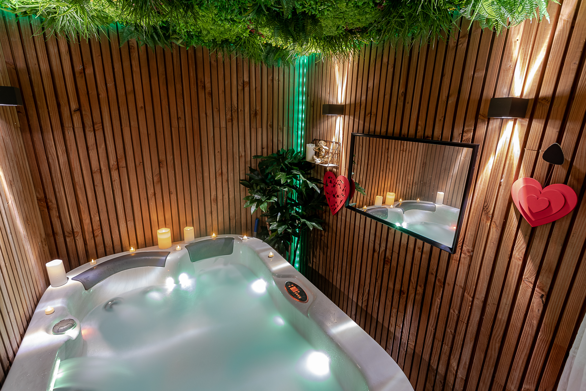 vue plongeante sur le spa avec miroir et décorations